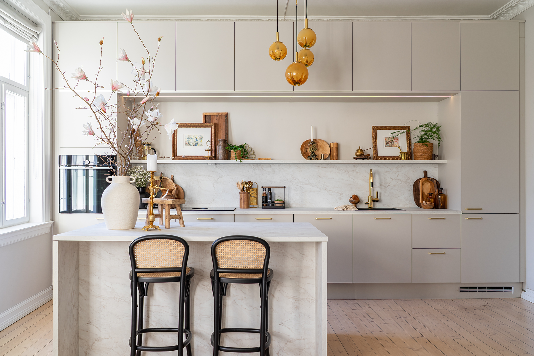 Lyst og moderne kjøkken i modell Farsund Sand, med oppbevaring helt opp til tak, og vakker vintage styling.