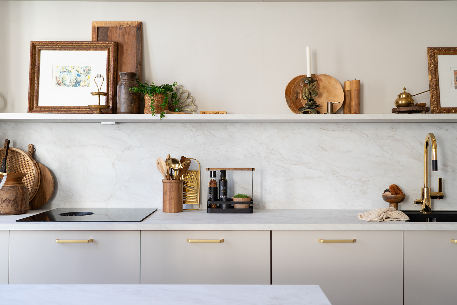 Detaljbilde av benkeplate og vakre vintage skatter i dette lyse og moderne kjøkkenet.